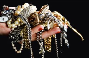 Oro Plata Playor persona con varias joyas en las manos